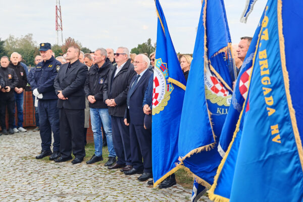 Obljetnica osnutka 127. brigade HV: Sveta misa i polaganje vijenaca u čast poginulim braniteljima 21 IMG 20251002 091719