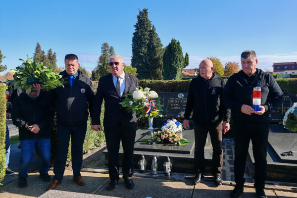 BLAGDAN SVIH SVETIH: U spomen na poginule hrvatske branitelje položeni aranžmani i lampioni 4 IMG 20251031 094745