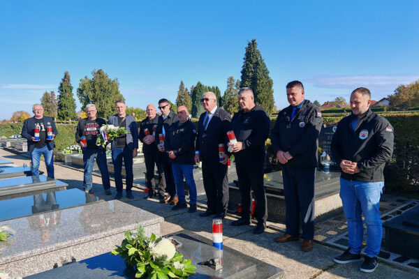 BLAGDAN SVIH SVETIH: U spomen na poginule hrvatske branitelje položeni aranžmani i lampioni 5 IMG 20251031 094856