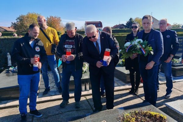 BLAGDAN SVIH SVETIH: U spomen na poginule hrvatske branitelje položeni aranžmani i lampioni 6 IMG 20251031 095414
