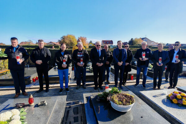 BLAGDAN SVIH SVETIH: U spomen na poginule hrvatske branitelje položeni aranžmani i lampioni 7 IMG 20251031 095437