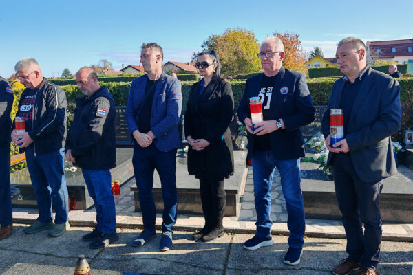 BLAGDAN SVIH SVETIH: U spomen na poginule hrvatske branitelje položeni aranžmani i lampioni 8 IMG 20251031 095500