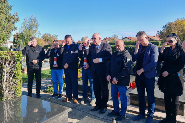 BLAGDAN SVIH SVETIH: U spomen na poginule hrvatske branitelje položeni aranžmani i lampioni 9 IMG 20251031 095511