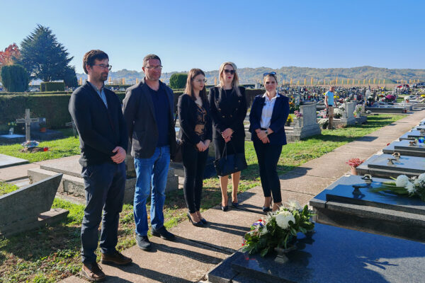 BLAGDAN SVIH SVETIH: U spomen na poginule hrvatske branitelje položeni aranžmani i lampioni 10 IMG 20251031 100950