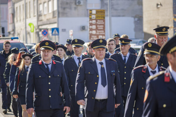 Fotogalerija: Svečanom sjednicom i defileom gradskim ulicama proslavljena 150. godišnjica vatrogastva u Virovitici 66 U5A3687