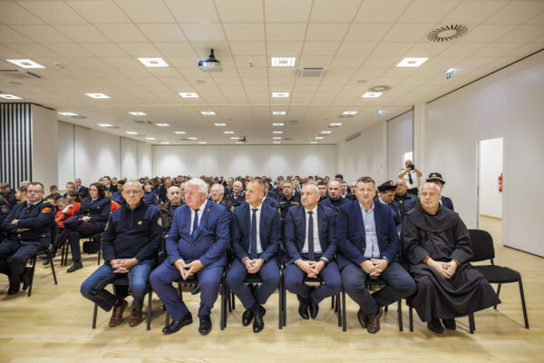 Fotogalerija: Svečanom sjednicom i defileom gradskim ulicama proslavljena 150. godišnjica vatrogastva u Virovitici 70 U5A3766