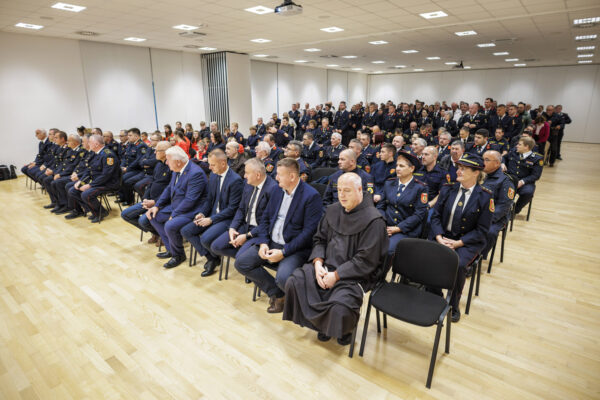 Fotogalerija: Svečanom sjednicom i defileom gradskim ulicama proslavljena 150. godišnjica vatrogastva u Virovitici 71 U5A3773