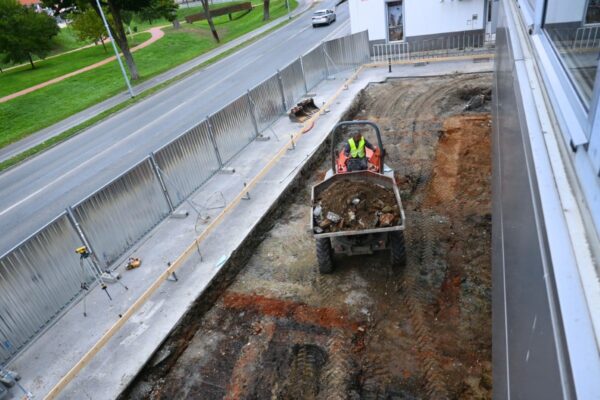 Započela obnova virovitičke Knjižnice: Prvi strojevi na terenu, stiže 200 novih kvadrata i moderna oprema 1 fotke edit 1 Custom