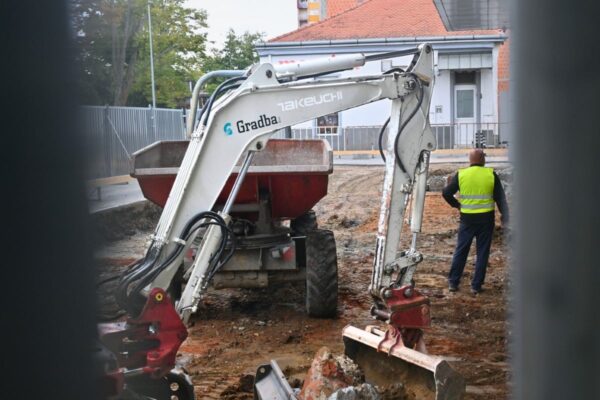 Započela obnova virovitičke Knjižnice: Prvi strojevi na terenu, stiže 200 novih kvadrata i moderna oprema 2 fotke edit 2 Custom