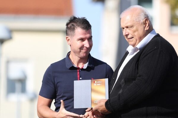 Ivan Mišković iz Županje osvojio Zlatnu žlicu Agroexpa za med od medljikovca: Ocijenjen 161 uzorak 66 jesen u gradu i agroexpo 126