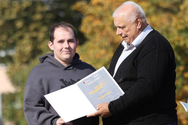 Ivan Mišković iz Županje osvojio Zlatnu žlicu Agroexpa za med od medljikovca: Ocijenjen 161 uzorak 54 jesen u gradu i agroexpo 186