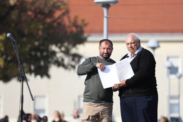 Ivan Mišković iz Županje osvojio Zlatnu žlicu Agroexpa za med od medljikovca: Ocijenjen 161 uzorak 52 jesen u gradu i agroexpo 190