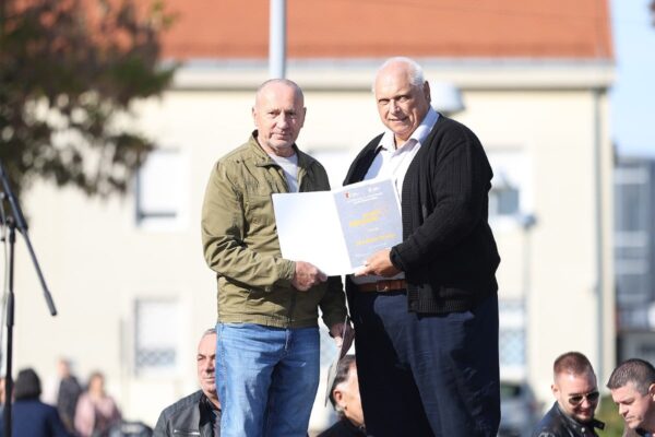 Ivan Mišković iz Županje osvojio Zlatnu žlicu Agroexpa za med od medljikovca: Ocijenjen 161 uzorak 37 jesen u gradu i agroexpo 272