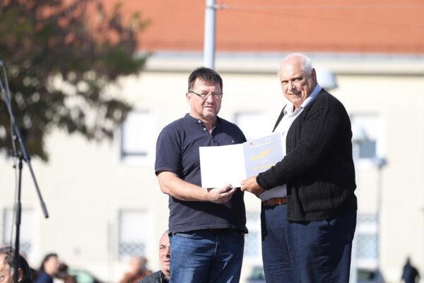Ivan Mišković iz Županje osvojio Zlatnu žlicu Agroexpa za med od medljikovca: Ocijenjen 161 uzorak 34 jesen u gradu i agroexpo 289