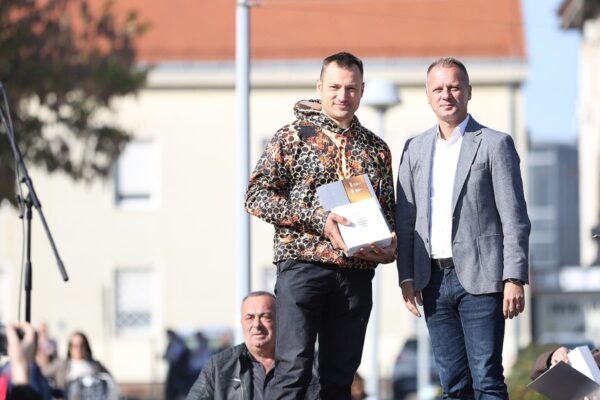 Ivan Mišković iz Županje osvojio Zlatnu žlicu Agroexpa za med od medljikovca: Ocijenjen 161 uzorak 26 jesen u gradu i agroexpo 325