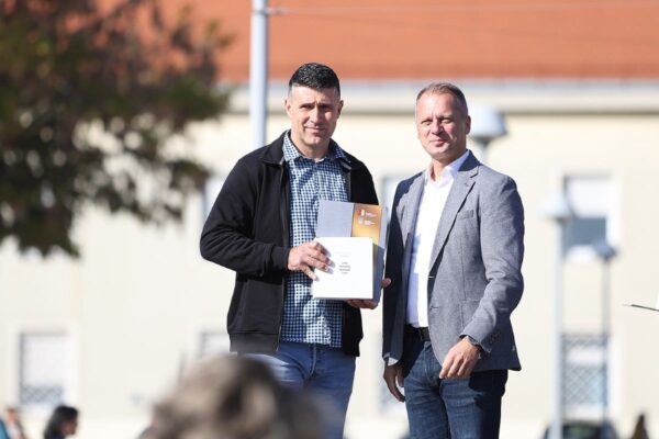 Ivan Mišković iz Županje osvojio Zlatnu žlicu Agroexpa za med od medljikovca: Ocijenjen 161 uzorak 20 jesen u gradu i agroexpo 351