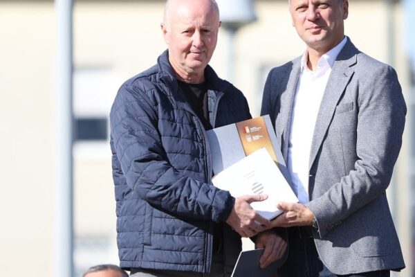 Ivan Mišković iz Županje osvojio Zlatnu žlicu Agroexpa za med od medljikovca: Ocijenjen 161 uzorak 17 jesen u gradu i agroexpo 374