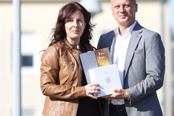 Ivan Mišković iz Županje osvojio Zlatnu žlicu Agroexpa za med od medljikovca: Ocijenjen 161 uzorak 16 jesen u gradu i agroexpo 377
