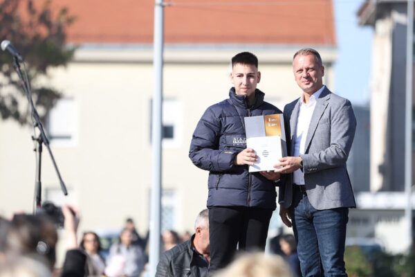Ivan Mišković iz Županje osvojio Zlatnu žlicu Agroexpa za med od medljikovca: Ocijenjen 161 uzorak 14 jesen u gradu i agroexpo 384