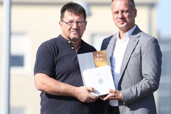 Ivan Mišković iz Županje osvojio Zlatnu žlicu Agroexpa za med od medljikovca: Ocijenjen 161 uzorak 13 jesen u gradu i agroexpo 393