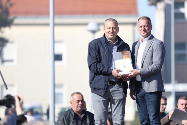 Ivan Mišković iz Županje osvojio Zlatnu žlicu Agroexpa za med od medljikovca: Ocijenjen 161 uzorak 12 jesen u gradu i agroexpo 397