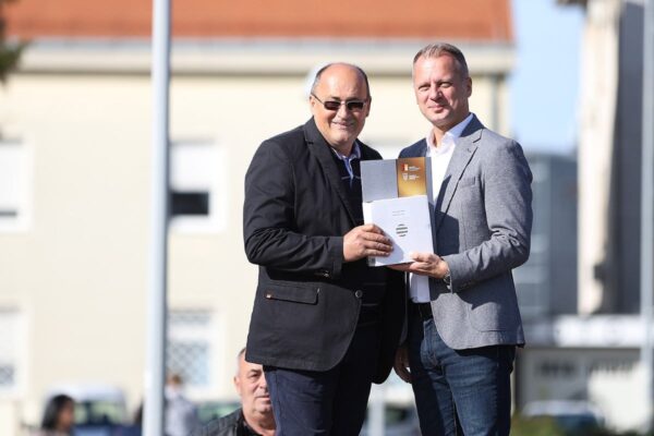 Ivan Mišković iz Županje osvojio Zlatnu žlicu Agroexpa za med od medljikovca: Ocijenjen 161 uzorak 7 jesen u gradu i agroexpo 432