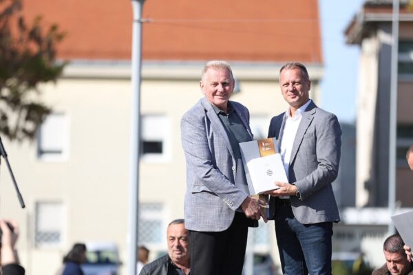 Ivan Mišković iz Županje osvojio Zlatnu žlicu Agroexpa za med od medljikovca: Ocijenjen 161 uzorak 6 jesen u gradu i agroexpo 437