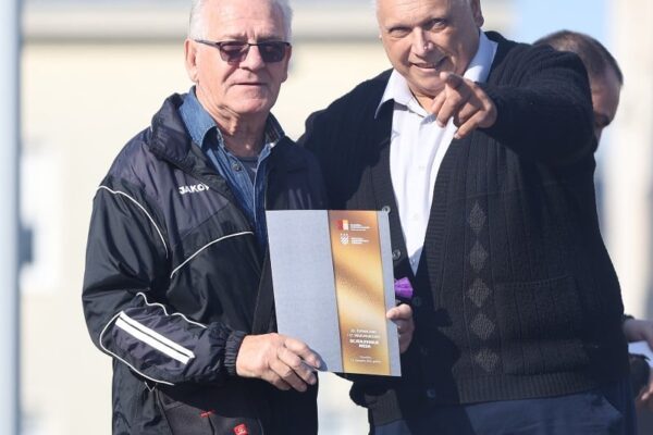 Ivan Mišković iz Županje osvojio Zlatnu žlicu Agroexpa za med od medljikovca: Ocijenjen 161 uzorak 1 jesen u gradu i agroexpo 94