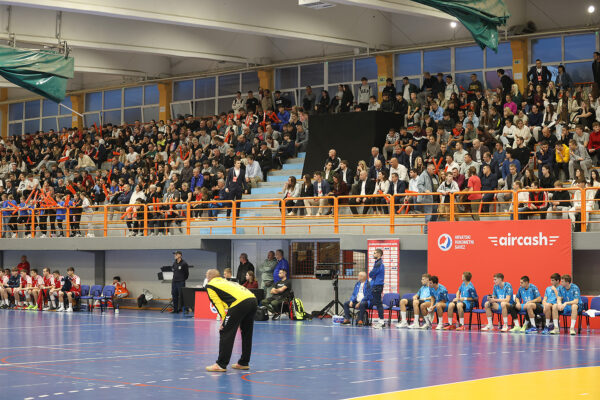 U prepunoj dvorani Tehničke škole Virovitica, juniori Hrvatske pobijedili su selekciju Hrvatskog akademskog sportskog saveza, odličan je bio naš Matko Moslavac 19 rukomet vtc air 192