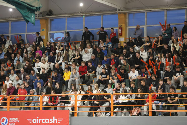 U prepunoj dvorani Tehničke škole Virovitica, juniori Hrvatske pobijedili su selekciju Hrvatskog akademskog sportskog saveza, odličan je bio naš Matko Moslavac 22 rukomet vtc air 202