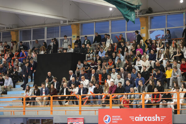 U prepunoj dvorani Tehničke škole Virovitica, juniori Hrvatske pobijedili su selekciju Hrvatskog akademskog sportskog saveza, odličan je bio naš Matko Moslavac 23 rukomet vtc air 205