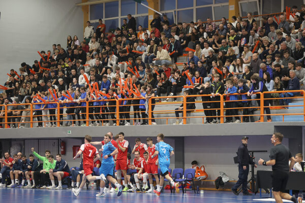 U prepunoj dvorani Tehničke škole Virovitica, juniori Hrvatske pobijedili su selekciju Hrvatskog akademskog sportskog saveza, odličan je bio naš Matko Moslavac 28 rukomet vtc air 301