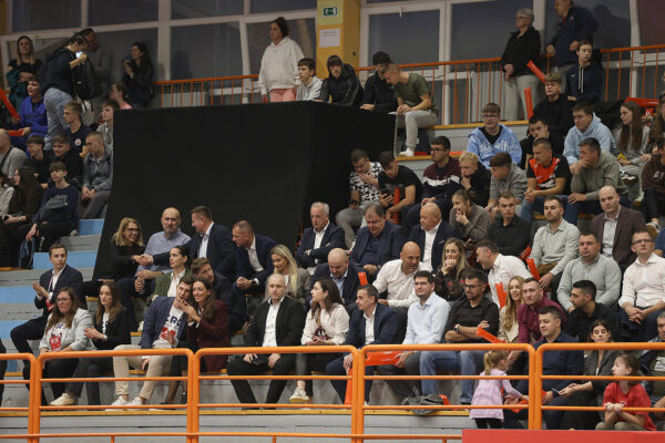 U prepunoj dvorani Tehničke škole Virovitica, juniori Hrvatske pobijedili su selekciju Hrvatskog akademskog sportskog saveza, odličan je bio naš Matko Moslavac 30 rukomet vtc air 322