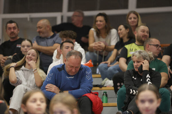 U prepunoj dvorani Tehničke škole Virovitica, juniori Hrvatske pobijedili su selekciju Hrvatskog akademskog sportskog saveza, odličan je bio naš Matko Moslavac 36 rukomet vtc air 415