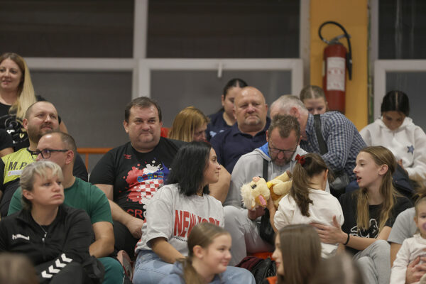 U prepunoj dvorani Tehničke škole Virovitica, juniori Hrvatske pobijedili su selekciju Hrvatskog akademskog sportskog saveza, odličan je bio naš Matko Moslavac 39 rukomet vtc air 426