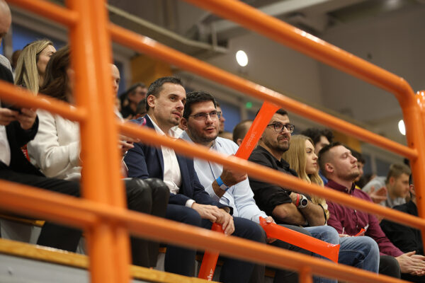 U prepunoj dvorani Tehničke škole Virovitica, juniori Hrvatske pobijedili su selekciju Hrvatskog akademskog sportskog saveza, odličan je bio naš Matko Moslavac 11 rukomet vtc air 70