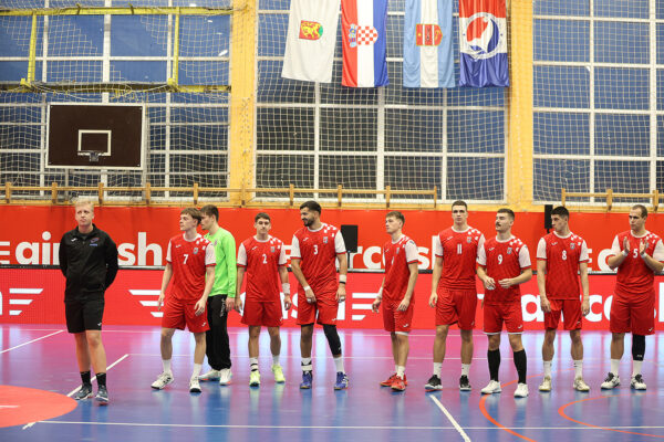 U prepunoj dvorani Tehničke škole Virovitica, juniori Hrvatske pobijedili su selekciju Hrvatskog akademskog sportskog saveza, odličan je bio naš Matko Moslavac 16 rukomet vtc air 92