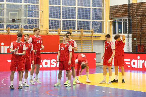 U prepunoj dvorani Tehničke škole Virovitica, juniori Hrvatske pobijedili su selekciju Hrvatskog akademskog sportskog saveza, odličan je bio naš Matko Moslavac 17 rukomet vtc air 93