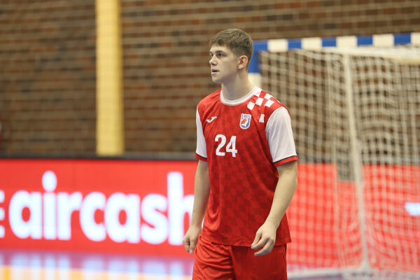 U prepunoj dvorani Tehničke škole Virovitica, juniori Hrvatske pobijedili su selekciju Hrvatskog akademskog sportskog saveza, odličan je bio naš Matko Moslavac 49 rukomet vtc air matko moslavac 10