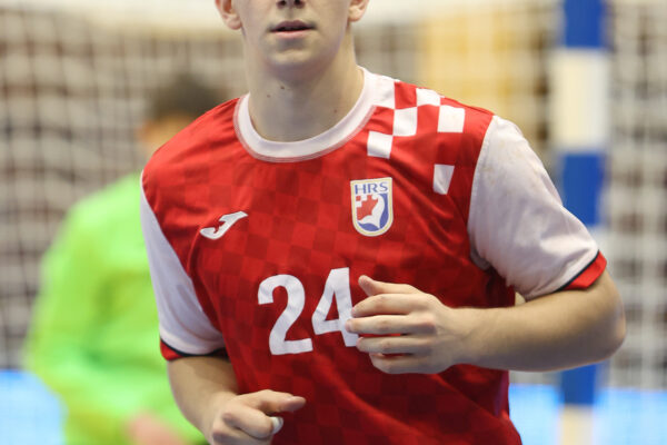 U prepunoj dvorani Tehničke škole Virovitica, juniori Hrvatske pobijedili su selekciju Hrvatskog akademskog sportskog saveza, odličan je bio naš Matko Moslavac 50 rukomet vtc air matko moslavac 12