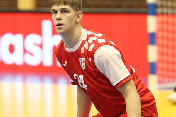 U prepunoj dvorani Tehničke škole Virovitica, juniori Hrvatske pobijedili su selekciju Hrvatskog akademskog sportskog saveza, odličan je bio naš Matko Moslavac 51 rukomet vtc air matko moslavac 13