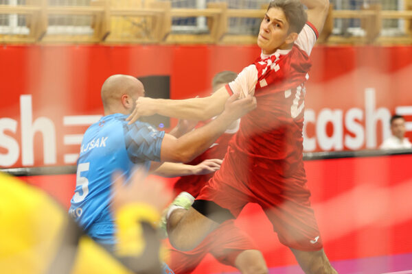 U prepunoj dvorani Tehničke škole Virovitica, juniori Hrvatske pobijedili su selekciju Hrvatskog akademskog sportskog saveza, odličan je bio naš Matko Moslavac 53 rukomet vtc air matko moslavac 18