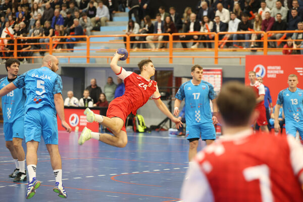 U prepunoj dvorani Tehničke škole Virovitica, juniori Hrvatske pobijedili su selekciju Hrvatskog akademskog sportskog saveza, odličan je bio naš Matko Moslavac 55 rukomet vtc air matko moslavac 20