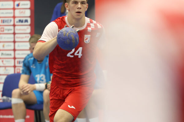 U prepunoj dvorani Tehničke škole Virovitica, juniori Hrvatske pobijedili su selekciju Hrvatskog akademskog sportskog saveza, odličan je bio naš Matko Moslavac 59 rukomet vtc air matko moslavac 24