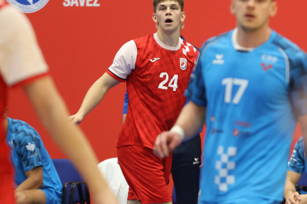 U prepunoj dvorani Tehničke škole Virovitica, juniori Hrvatske pobijedili su selekciju Hrvatskog akademskog sportskog saveza, odličan je bio naš Matko Moslavac 60 rukomet vtc air matko moslavac 25