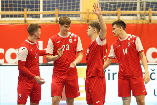 U prepunoj dvorani Tehničke škole Virovitica, juniori Hrvatske pobijedili su selekciju Hrvatskog akademskog sportskog saveza, odličan je bio naš Matko Moslavac 45 rukomet vtc air matko moslavac 6