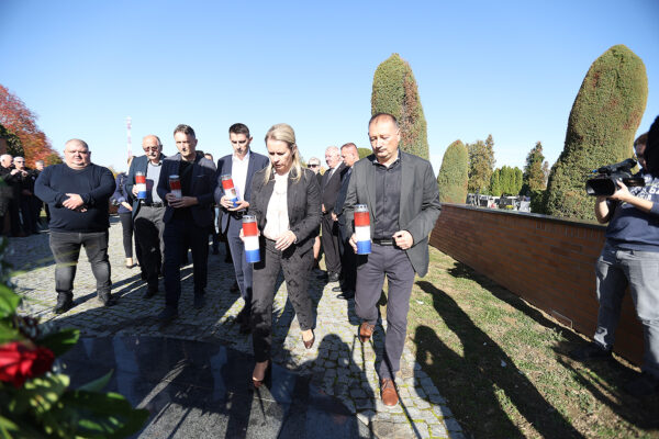 U povodu blagdana Svih svetih u Virovitici odana počast poginulim hrvatskim braniteljima i civilnim žrtvama 16 svi sveti vijenci i misa 105