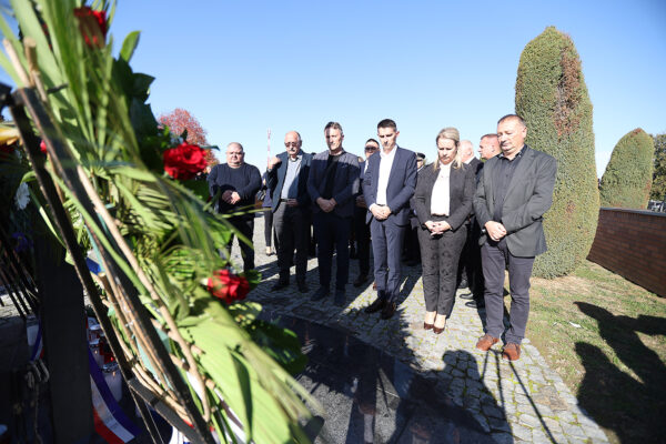 U povodu blagdana Svih svetih u Virovitici odana počast poginulim hrvatskim braniteljima i civilnim žrtvama 17 svi sveti vijenci i misa 111