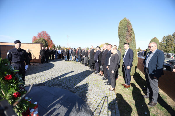 U povodu blagdana Svih svetih u Virovitici odana počast poginulim hrvatskim braniteljima i civilnim žrtvama 18 svi sveti vijenci i misa 117