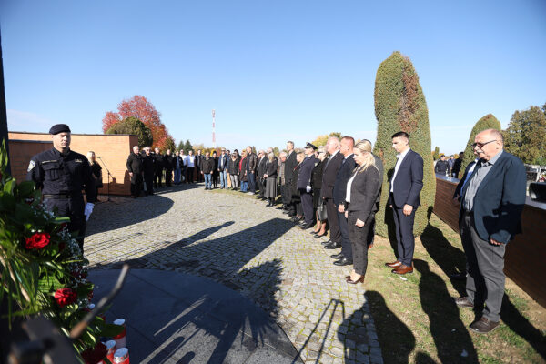 U povodu blagdana Svih svetih u Virovitici odana počast poginulim hrvatskim braniteljima i civilnim žrtvama 19 svi sveti vijenci i misa 121